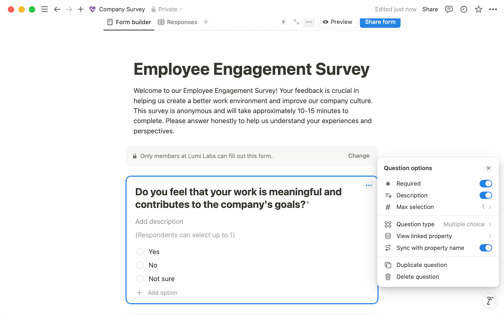 Acesse o menu de três pontos em qualquer pergunta para marcá-la como obrigatória e adicionar descrições úteis.