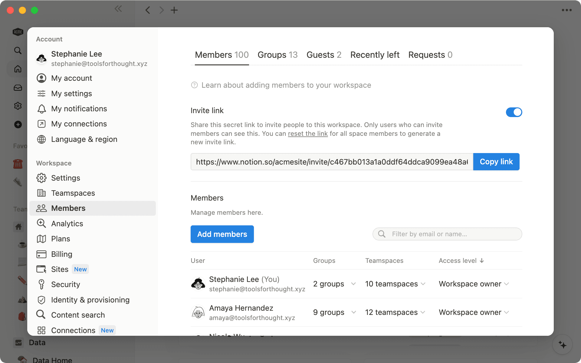 Veja todos os seus membros, convidados e solicitações no menu Configurações e Membros, em "Membros".